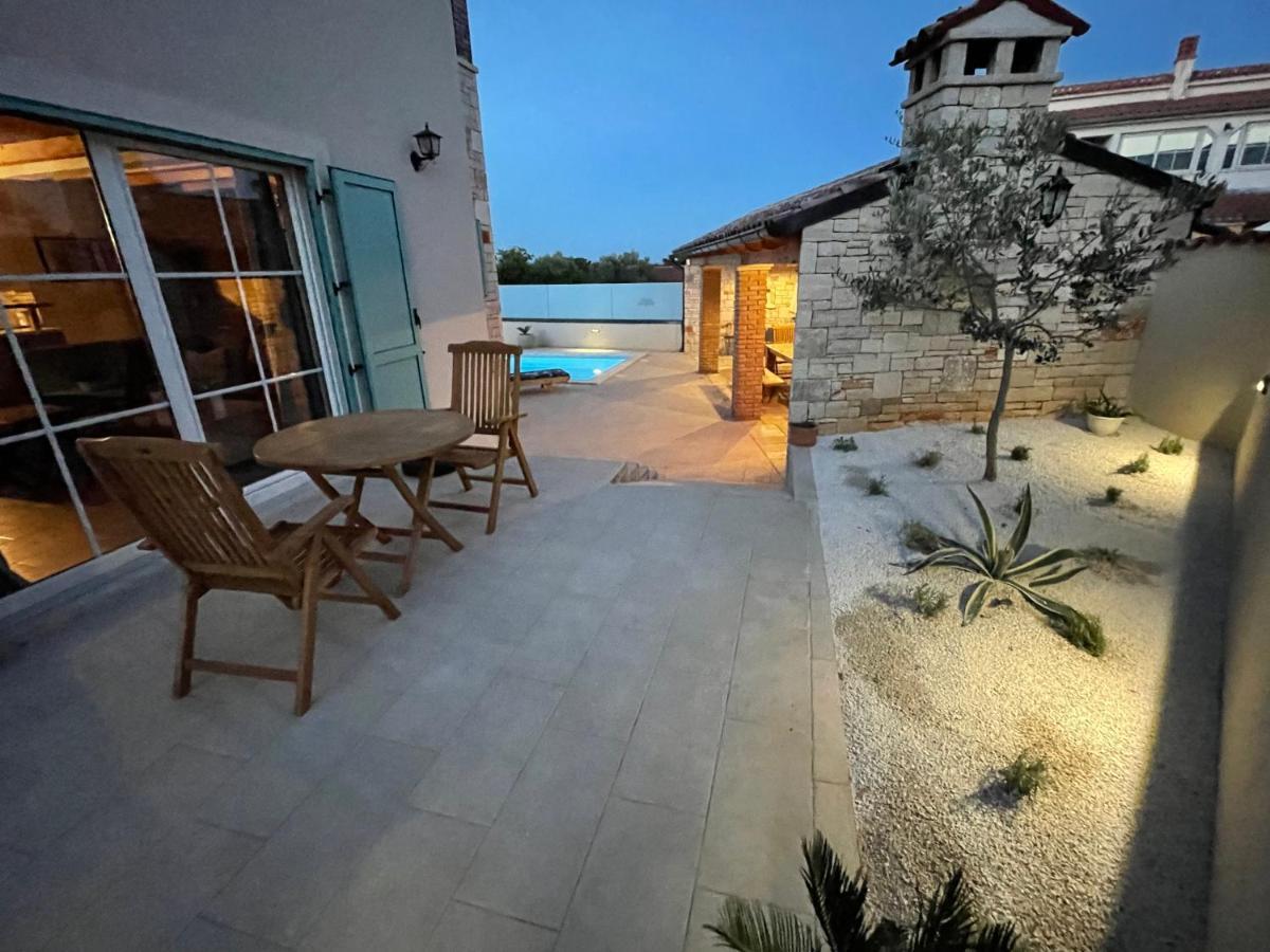 Moderne Istrische Steinvilla - 4 Sterne Mit Privatem, Beheizbaren Pool & Meerblick Kavran エクステリア 写真