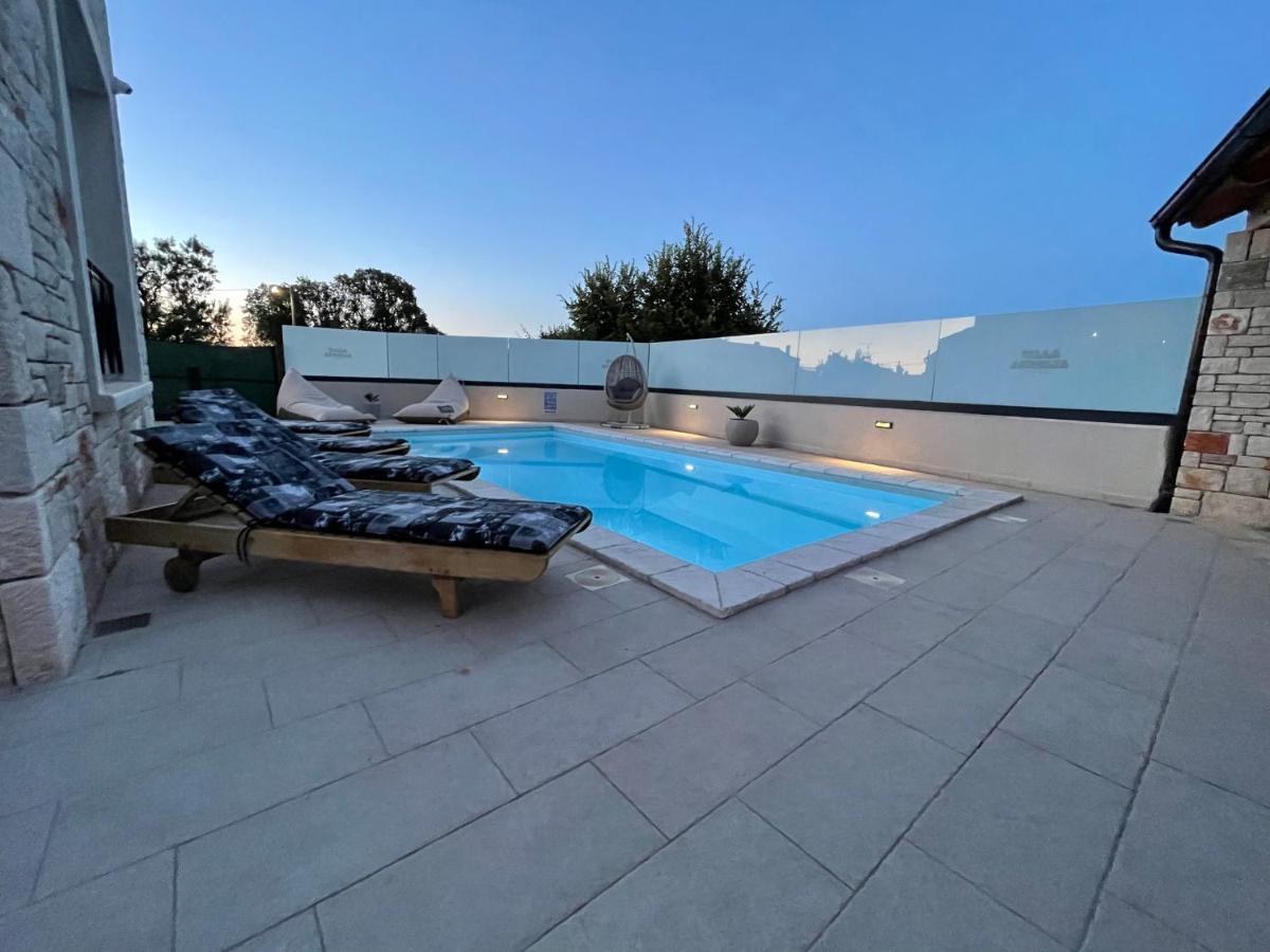 Moderne Istrische Steinvilla - 4 Sterne Mit Privatem, Beheizbaren Pool & Meerblick Kavran エクステリア 写真