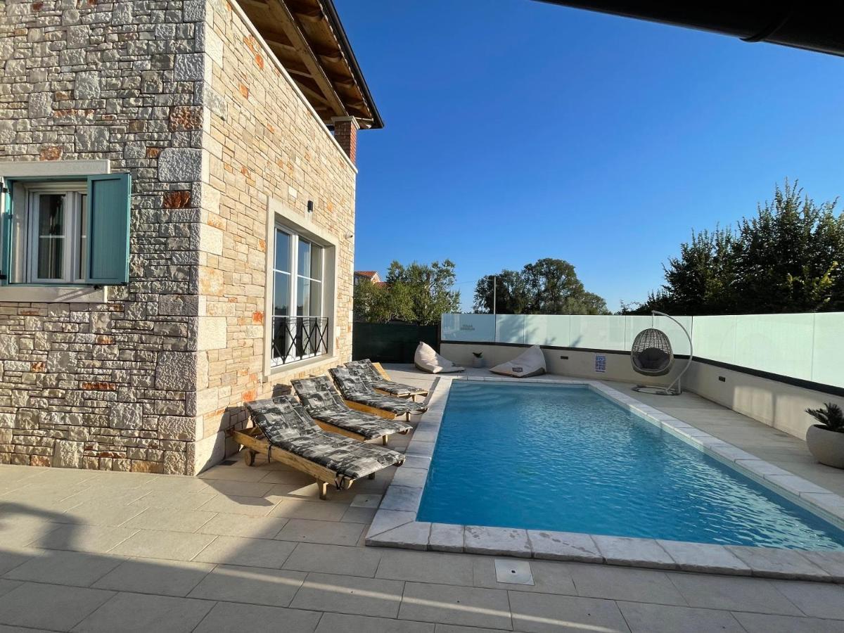 Moderne Istrische Steinvilla - 4 Sterne Mit Privatem, Beheizbaren Pool & Meerblick Kavran エクステリア 写真